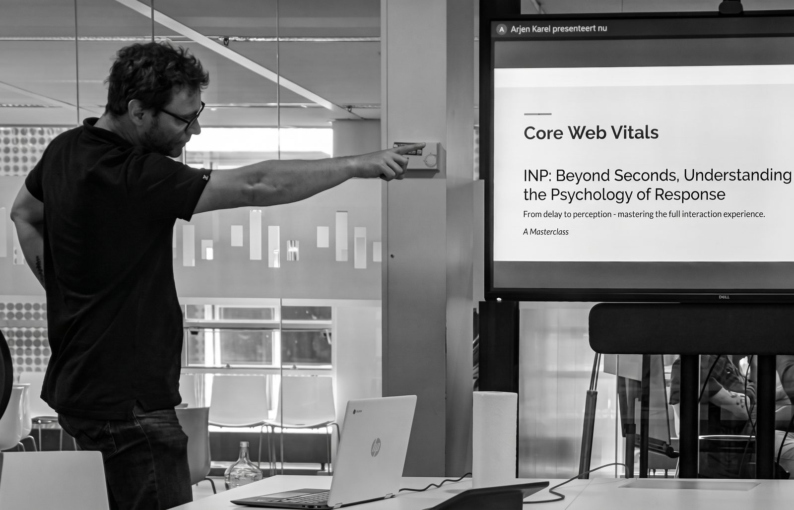 Arjen Karel presenting an INP masterclass at DPG Media